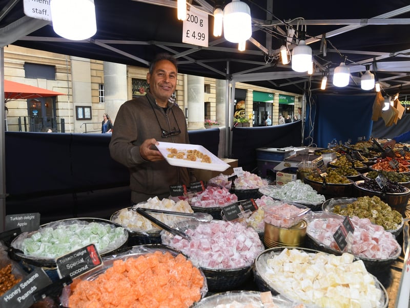 Continental market stall-holders at Bridge Street. EMN-210917-154117009