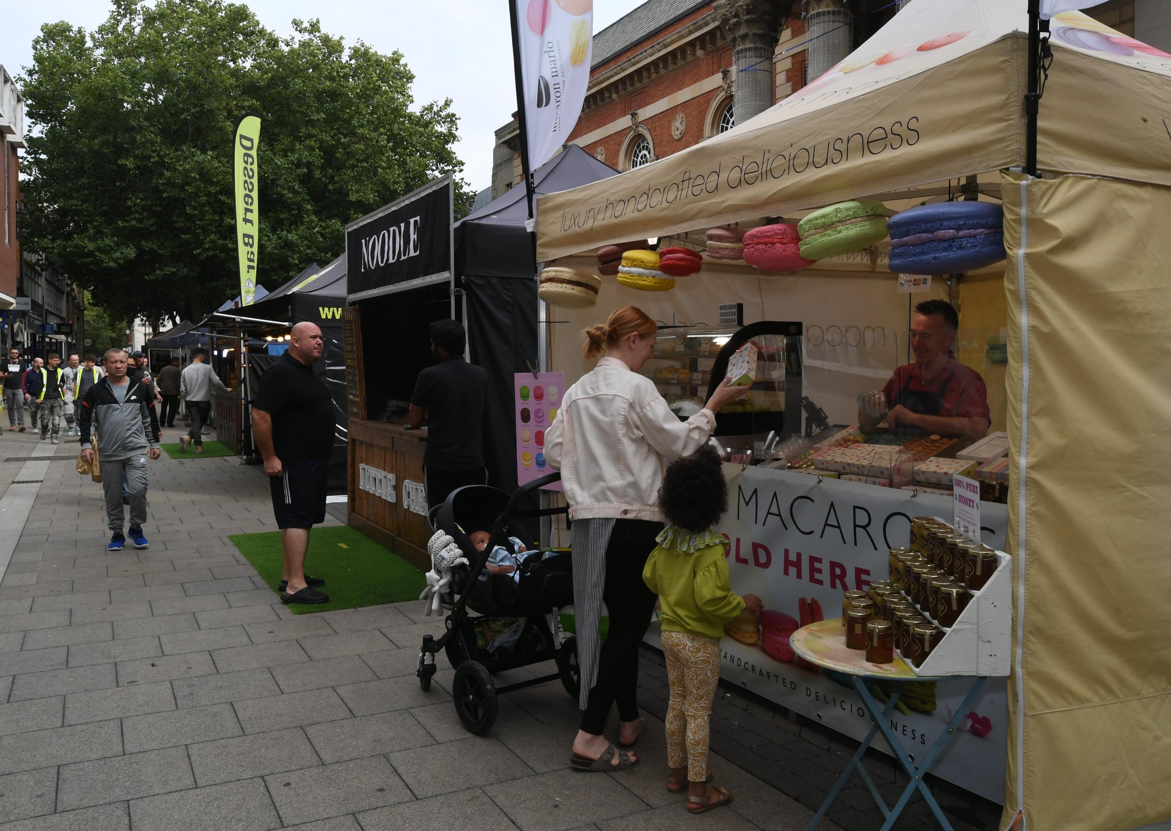 Continental market stall-holders at Bridge Street. EMN-210917-154139009