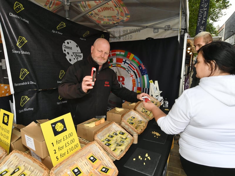 Continental market stall-holders at Bridge Street. EMN-210917-153949009