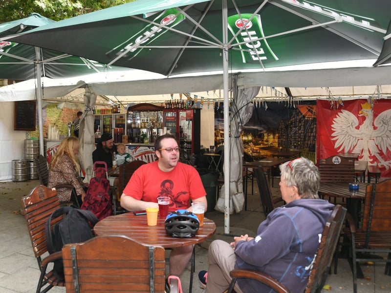 Continental market stall-holders at Bridge Street. EMN-210917-154257009