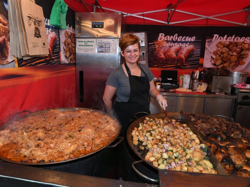 Continental market stall-holders at Bridge Street. EMN-210917-154212009