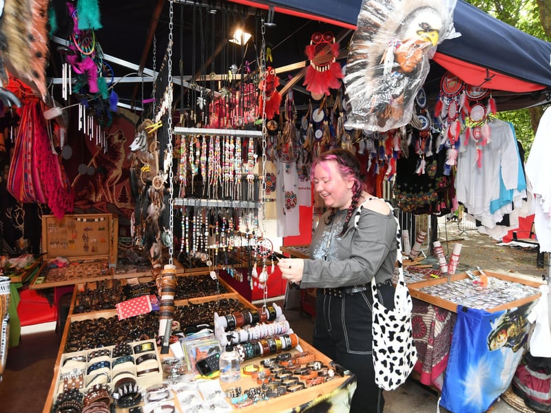 Continental market stall-holders at Bridge Street. EMN-210917-154223009