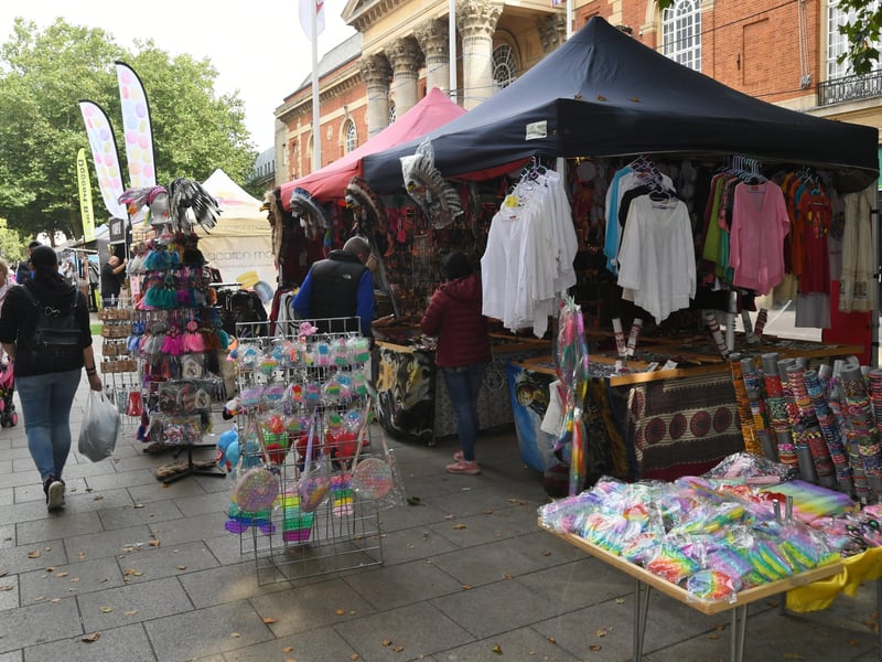 Continental market stall-holders at Bridge Street. EMN-210917-153926009
