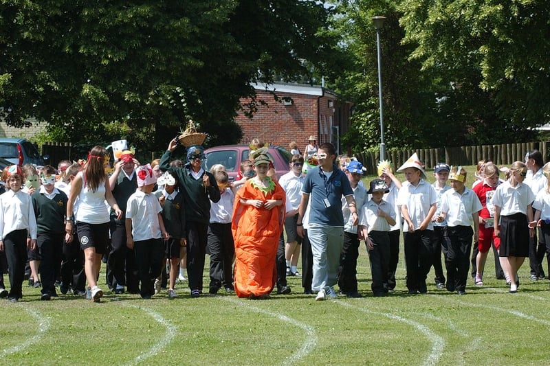 Another picture of the 2006 walkathon - featuring a giant carrot!