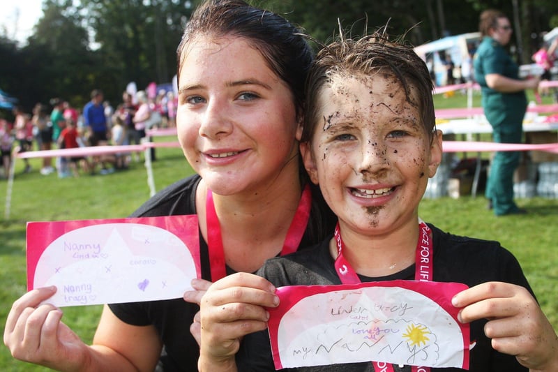 DM21091246a.jpg. Crawley Race for Life 2021.Grace Dudley 12 and her brother Leo 8. Photo by Derek Martin Photography. SUS-210918-192404008