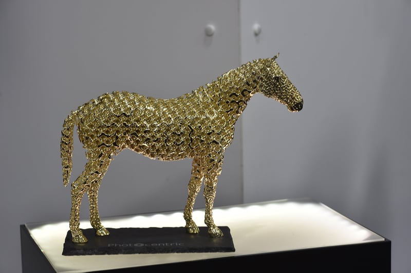 The gold coloured model horse made by Photocentric and given as a gift to Princess Anne. EMN-210920-142608009