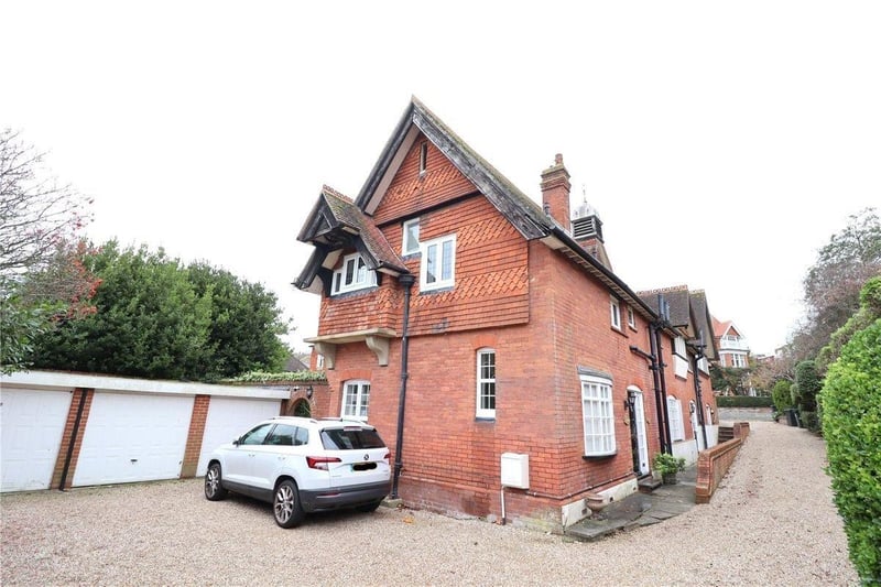 The property is located 0.7 miles away from Eastbourne Railway Station SUS-210923-133641001