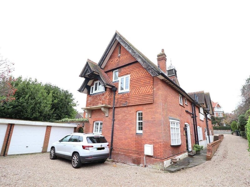 The property is located 0.7 miles away from Eastbourne Railway Station SUS-210923-133641001