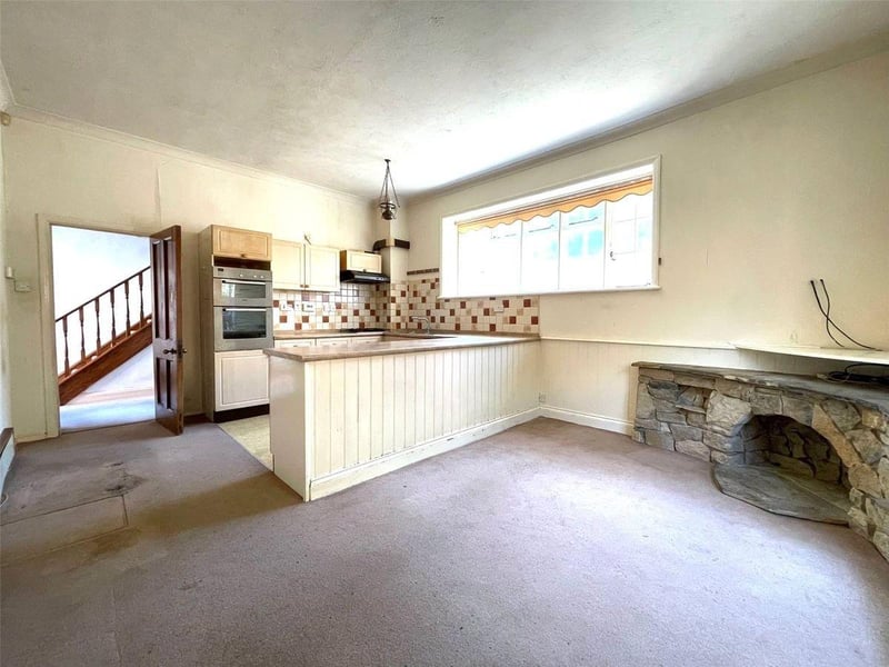 The property is 0.1 miles away from Moira House Girls' School and 0.3 miles away from Eastbourne College SUS-210923-134524001