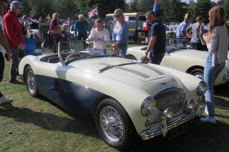 Almost 200 gleaming classic cars lined up in glorious sunshine on Sunday (September 26) at the Pump Room Gardens in Leamington for the annual ‘Cars at the Spa’ show, a charity fundraiser organised by Leamington Rotary Club.
