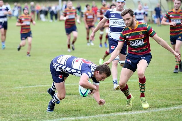 Tom Winch scoring a try for Buzzards