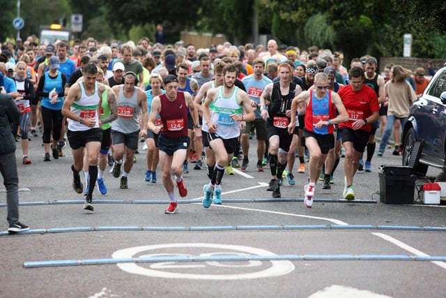 DM21100414a.jpg. Chichester half marathon and 10 mile race. Photo by Derek Martin Photography and Art. SUS-210310-184743008