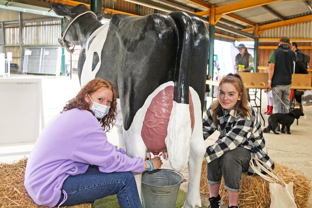 DM21100004a.jpg. Ardingly autumn show and game fair 2021. Ardingly College students Isabella Grundmann, left and Emily Holland. Photo by Derek Martin Photography and Art. SUS-210410-100952008