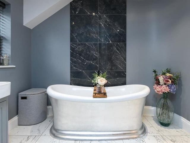 Another angle on the bathroom.