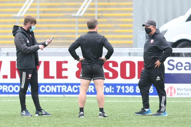 Paddy McCourt talks to Derry City coaches Kevin McCreadie and Declan McIntyre before Friday night's game against Sligo Rovers. Picture by Maiden City Images
