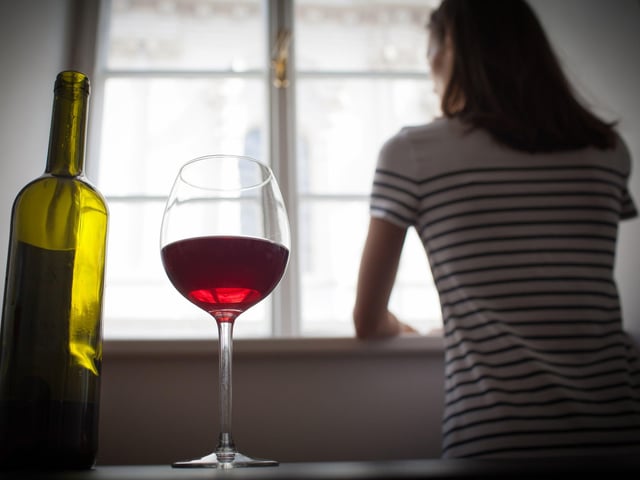 In Northern Ireland in 2019/20, a total of 4,264 clients were recorded on the Substance Misuse Database as having
presented to services for problem substance misuse.
More than one-third of clients presented to services indicating problem drug use only (35.8%, 1,525); just under
one-third presented indicating problem alcohol use only (32.8%, 1,397); 31.5% of clients presented to services
indicating both drug and alcohol misuse (1,342 clients).