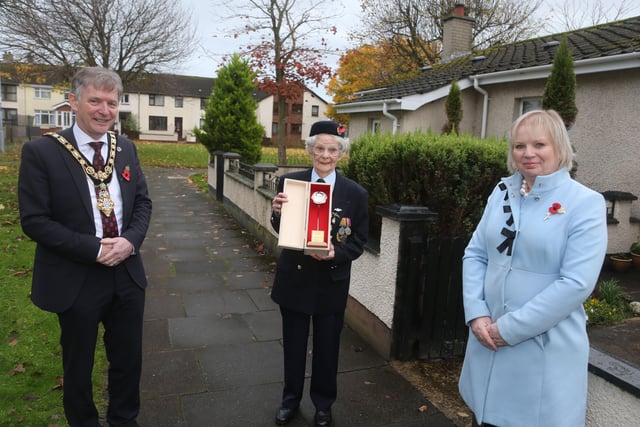 Women’s Auxiliary Air Force Leading Aircraftwoman Gwen Harvey receives her silver Poppy of Remembrance from the Mayor of Causeway Coast and Glens Borough Council Alderman Mark Fielding and Veterans’ Champion Councillor Michelle Knight McQuillan