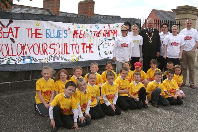 The Mayor of Londonderry, Councillor Paul Fleming with P4 and P5 children from  the Fountain Primary School who unveiled  their very own banner to show their support for the City of Culture at The Playhouse Theatre this week. Included in the picture are Programme co-coordinator at The Playhouse Nicky Harley, Playhouse founder Pauline Ross and  facilitator Kirstin McLaughlin of Kid-Art. LS2010-504MT.