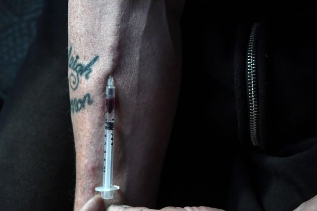 More than one in ten drug use clients reported ever having injected (13.9%); of those who had injected, more than
a quarter (26.9%) reported having shared injecting equipment at some time.