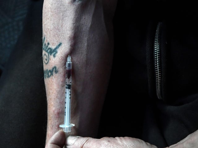More than one in ten drug use clients reported ever having injected (13.9%); of those who had injected, more than
a quarter (26.9%) reported having shared injecting equipment at some time.