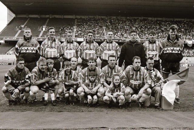 The Derry City team line out at Lansdowne Road ahead of the 1994/95 FAI Cup Final against Shelbourne.