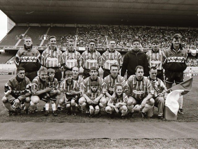 The Derry City team line out at Lansdowne Road ahead of the 1994/95 FAI Cup Final against Shelbourne.