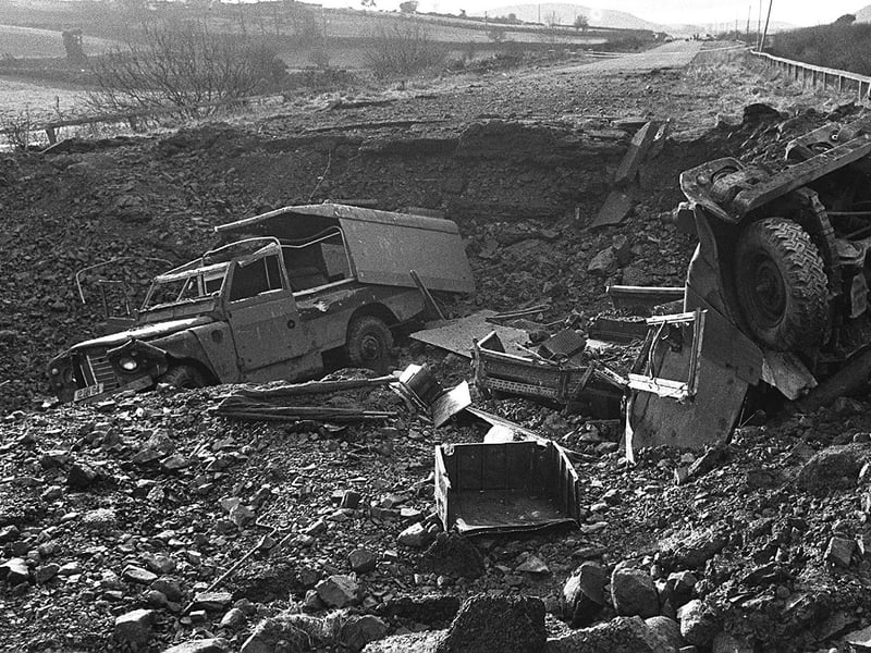 PACEMAKER PRESS INTL. BELFAST. . Scene of Castlewellan landmine where 3 UDR soldiers were killed. 6/1/80.
16/80/bw