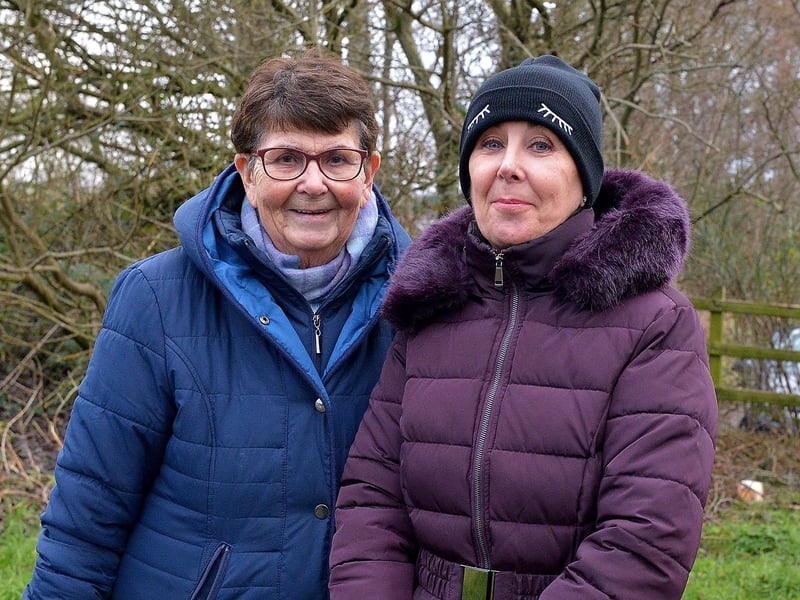 Harriet and Maria Hippsley take some exercise in the Bay Road Park. DER2105GS – 028