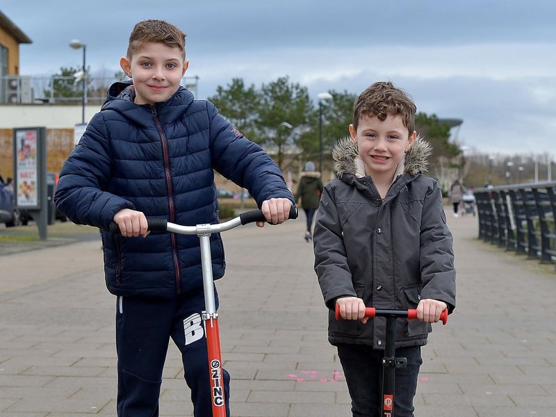 Brothers Sean and Caoimhin Butler exercise on their scooters along the Foyle Embankment. DER2105GS – 019