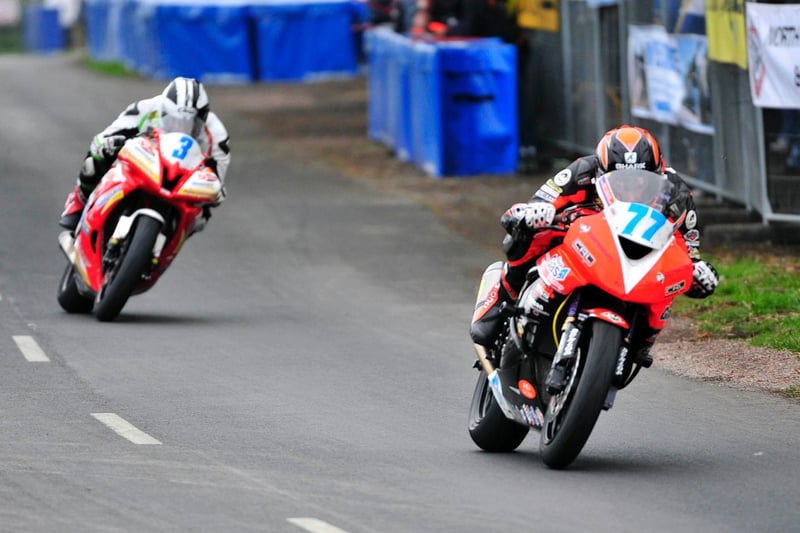 Ryan Farquhar (KMR Kawasaki) leads Michael Dunlop (Street Sweep Yamaha) in the Supersport race.