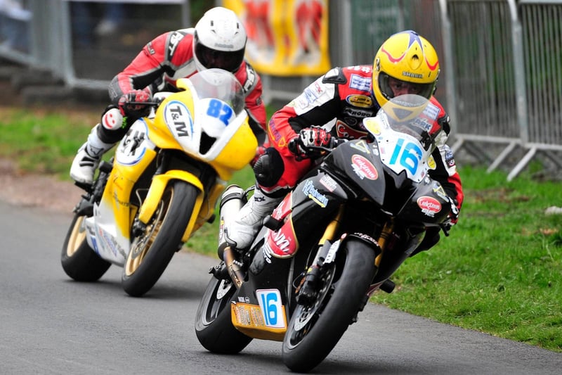 John Burrows narrowly ahead of Derek Sheils in the Supersport race. The duo would later form a successful partnership as team boss and rider respectively when Burrows retired from the sport and concentrated on running his own team.
