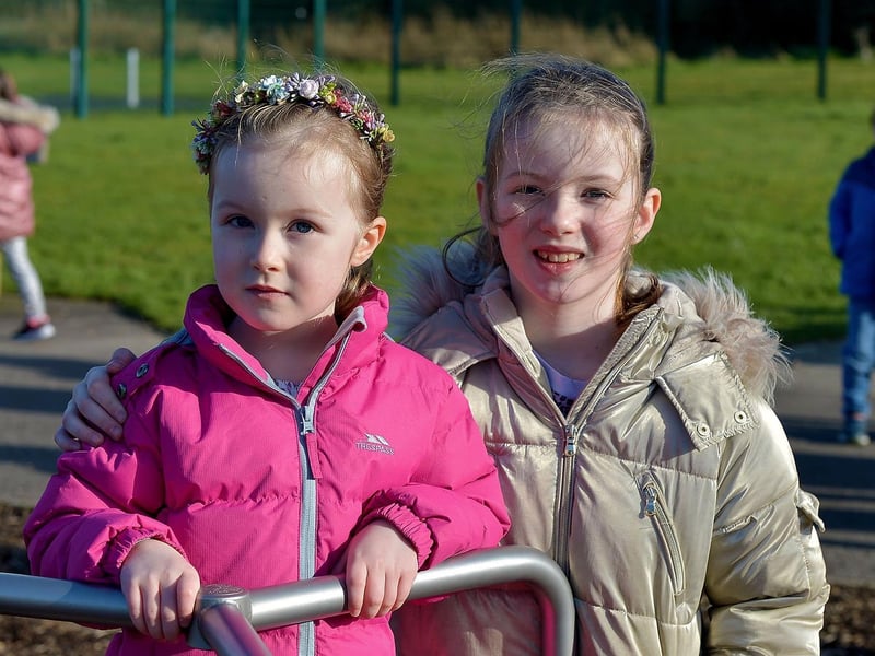 Sisters Roma and Katie Francis Lynott visited the Ballyarrnet Country Park recently. DER2108GS – 007