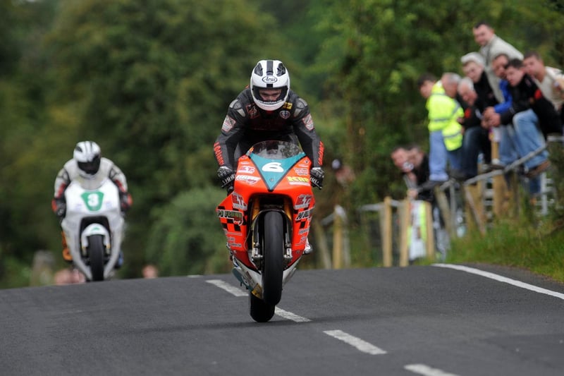 William Dunlop (PJ Flynn Honda) leads brother Michael (D&GW Honda) in the 250cc race. Michael clinched a narrow victory on the final lap by only 0.074s on the line in a photo finish.