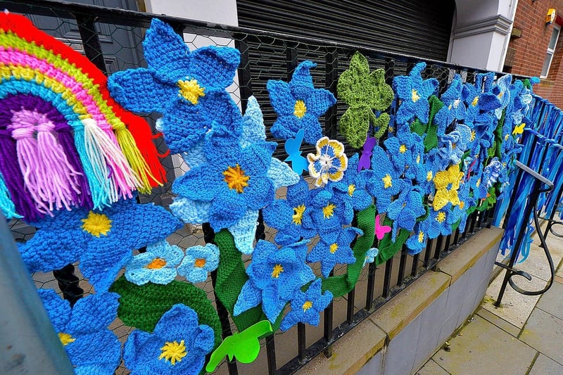 Crocheted artwork on Shipquay Street celebrating St Patrick’s Day. DER2110GS – 002