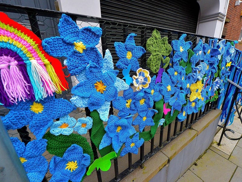 Crocheted artwork on Shipquay Street celebrating St Patrick’s Day. DER2110GS – 002