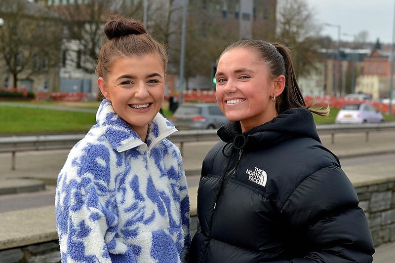 Chloe Whiteside and Cailiosa Hone enjoy a walk along the Foyle Embankment recently. DER2109GS – 019
