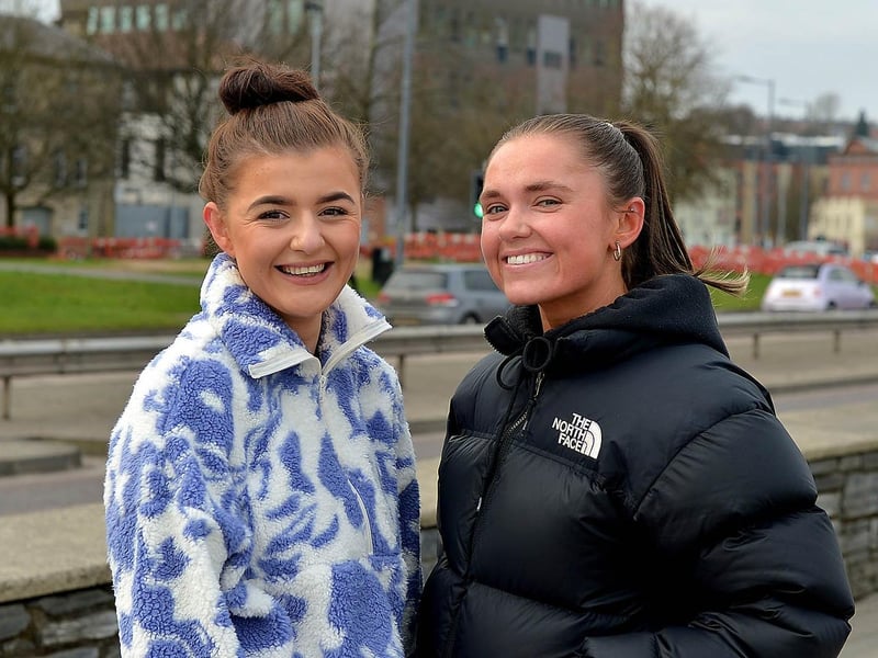 Chloe Whiteside and Cailiosa Hone enjoy a walk along the Foyle Embankment recently. DER2109GS – 019