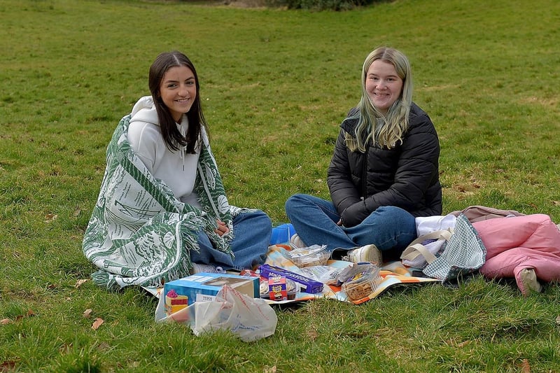 Madison Gillespie and Emma Cooley enjoy a picnic during a recent visit to St Columb’s Park. DER2110GS – 006