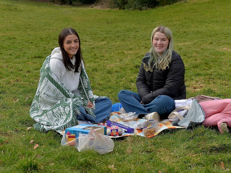 Madison Gillespie and Emma Cooley enjoy a picnic during a recent visit to St Columb’s Park. DER2110GS – 006