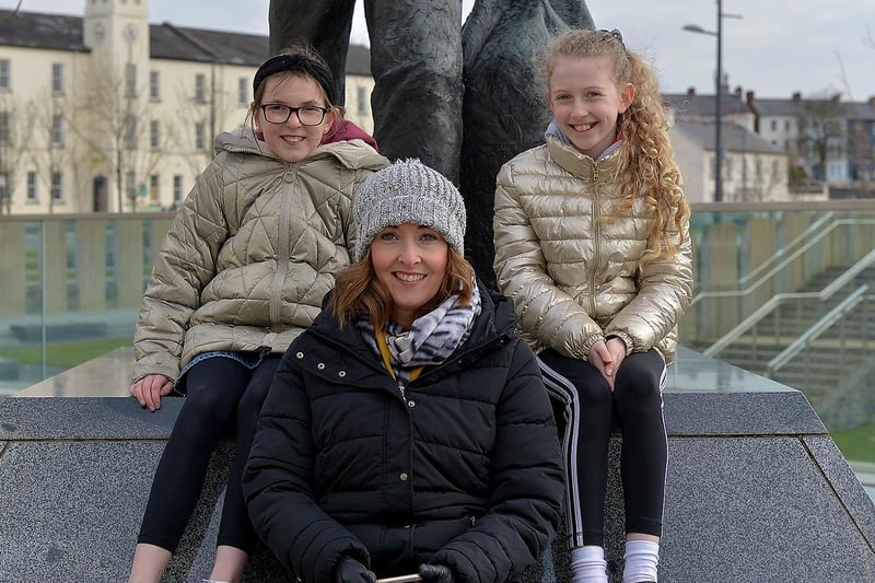 Eilis NiNilhoinn, Christina Kelly and Orla Kelly visited Ebrington Square recently. DER2110GS – 007