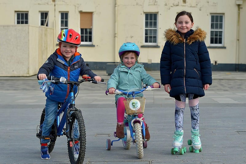 Sé McDermott, age 5, Grace McGeady, age 4, and Jenny McGeady (6) enjoy a recent visit to Ebrington Square. Photos: George Sweeney. DER2110GS – 008