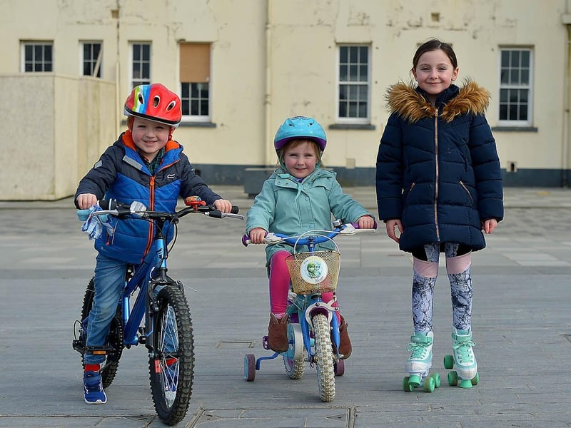 Sé McDermott, age 5, Grace McGeady, age 4, and Jenny McGeady (6) enjoy a recent visit to Ebrington Square. Photos: George Sweeney. DER2110GS – 008