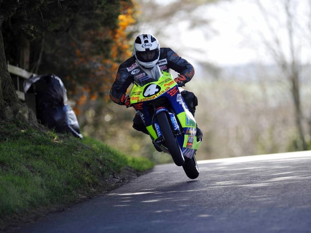 Road racing legend Robert Dunlop was a comfortable winner of the 125cc race.