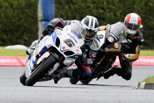 William Dunlop (Tyco Suzuki) and Michael Rutter (Bathams BMW) in close contention at the 'Magic' roundabout.