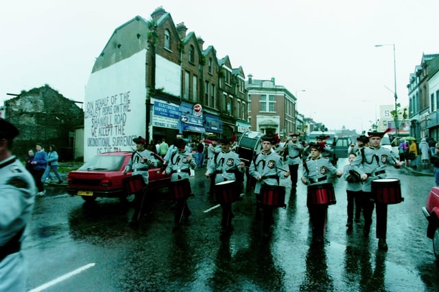 PACEMAKER PRESS BELFAST
1494/94
13/10/1994
Soldiers on the Shankill Road, Belfast on the day of the Loyalist Ceasefire.