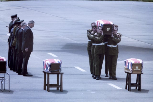 PACEMAKER PRESS 7/6/1994
375/94
The 15 coffins of those killed in a Chinook crash on the Mull of Kintyre last week. Senior RUC and MI5 present.