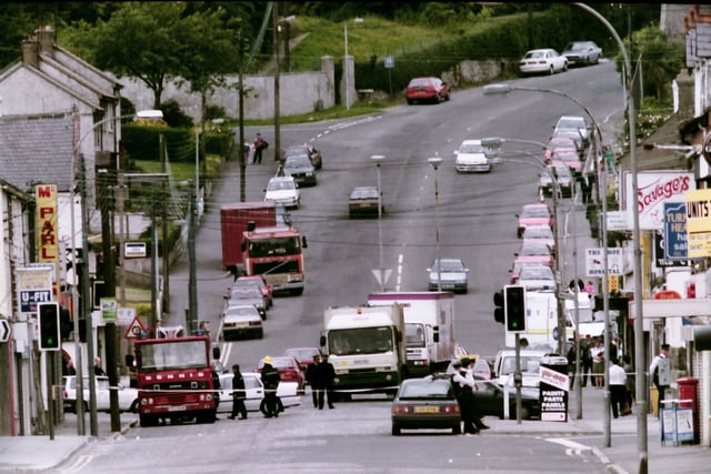 PACEMAKER PRESS BELFAST
29/7/1994
1073/94
IRA attack on a joint RUC/Army base in Newry. 29 people injured.