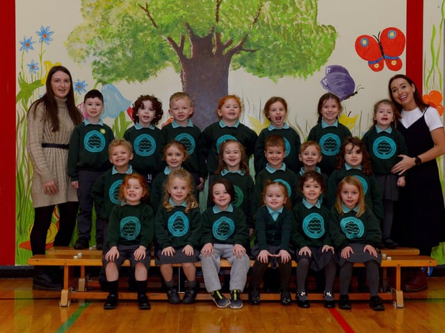 Miss McElhinney (on the right) teacher and Mrs Sargent, classroom assistant, pictured with their P 1 class at Oakgrove Primary School. DER2141GS – 017