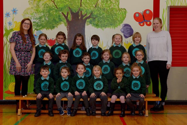 Miss Veevers (on the left) teacher and Mrs Sherrard, classroom assistant, pictured with their P 1 class at Oakgrove Primary School. DER2141GS – 018