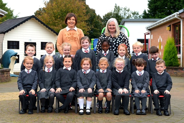 Mrs Greer (on the right) teacher and Mrs Whiteside, classroom assistant, pictured with their P 1 class at Drumahoe Primary School. DER2141GS – 014